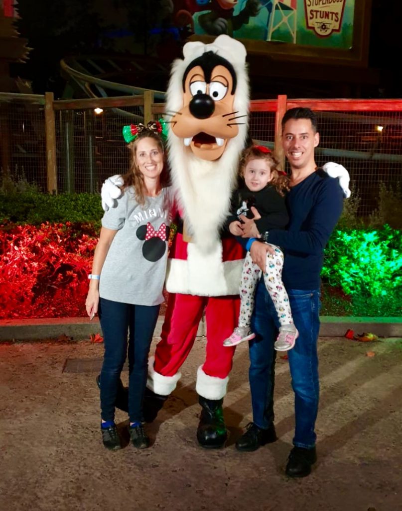Family picture with holiday Goofy