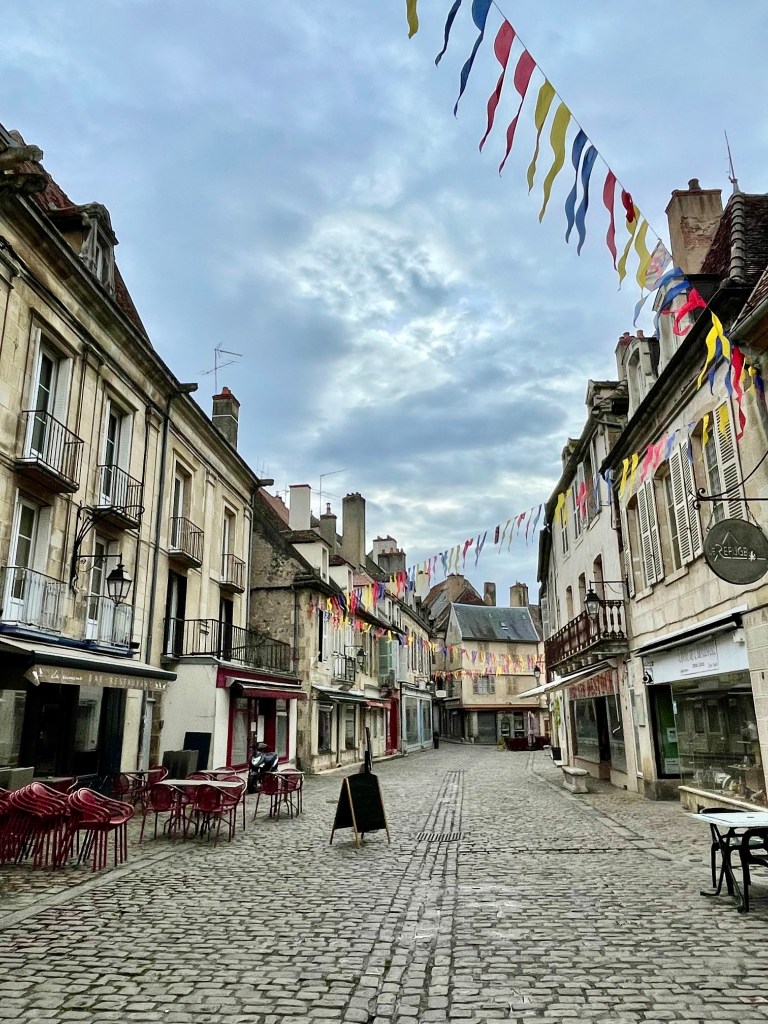 Walking around the town of Semur-en-Auxois